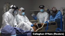 داکتران در حال رسیدگی به یک مریض مبتلا به ویروس کرونا در یکی از شفاخانه های امریکا.