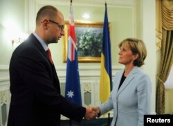 Premierul Arseni Iațeniuk cu ministra de externe a Australiei Julie Bishop.