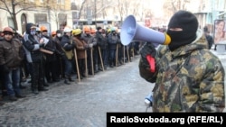 Protestatari înainte de ocuparea ministerului justiției în Kiev, 27 ian. 2014.