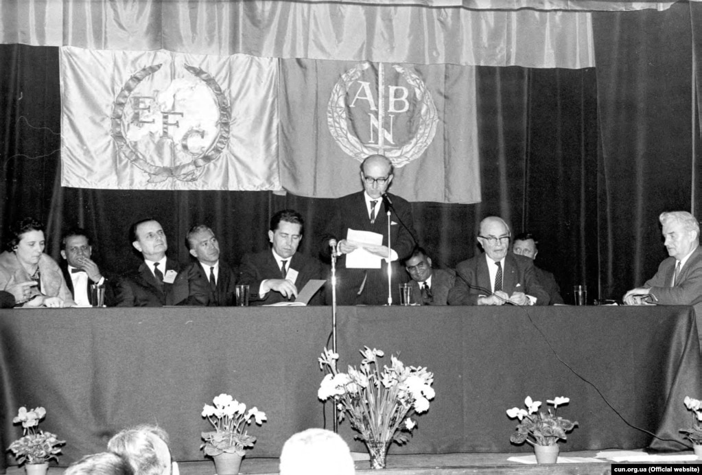 Конференція АБН і EFC. Лондон, 1982 рік. За столом праворуч Слава Стецько, виступає її чоловік – голова АБН і ОУН Ярослав Стецько