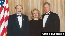 Аляксандар Лукашэнка з прэзыдэнтам ЗША Білам Клінтанам і першай лэдзі Гілары Клінтан