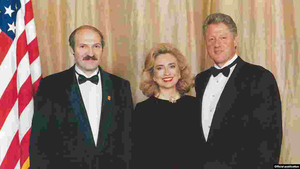1995 год. Лукашэнка некалькі разоў сустракаецца з тагачасным прэзыдэнтам ЗША Білам Клінтанам. З наступнымі прэзыдэнтамі ЗША афіцыйных сустрэчаў ня будзе, за выключэньнем прыёму ў ААН ад імя Барака Абамы ў 2015 годзе