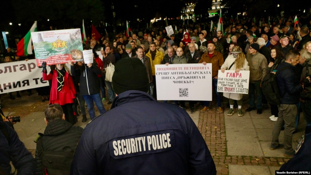 Протести с деца пред театъра: СОИД разкрива 