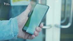 ФСБ разрешили проверять телефоны людей на границе
