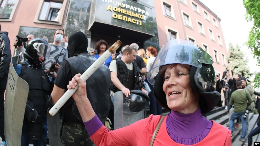Біля захопленої будівлі Донецької обласної прокуратури, 1 травня 2014 року