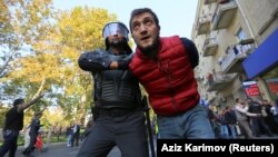 19-njy oktýabrda Bakuwda geçirilen protestde tussag edilen demonstrant.