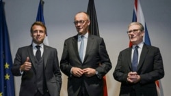 საფრანგეთის პრემიერი ემანუელ მაკრონი, გერმანიის კანცლერი ფრიდრიხ მერცი, და ბრიტანეთის პრემირმინისტრი კირ სტარმერი. ჰააგა 24 ივლისი, 2025 წელი