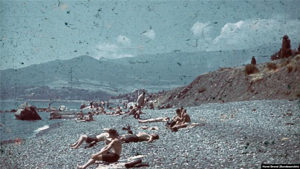 Після війни, згідно з німецькими планами, Крим мав стати одним із найбільш успішних курортів Третього рейху. На фото: німецькі солдати відпочивають на пляжі на Південному узбережжі Криму, літо 1942 року​