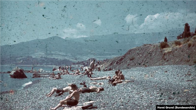 Немецкие солдаты отдыхают на пляже на Южном берегу Крыма, лето 1942 года