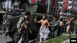 Forcat afgane shpëtojnë një punëtorë të televizionit shtetëror pasi disa militantë të armatosur sulmuan televizionin më 17 maj, 2017