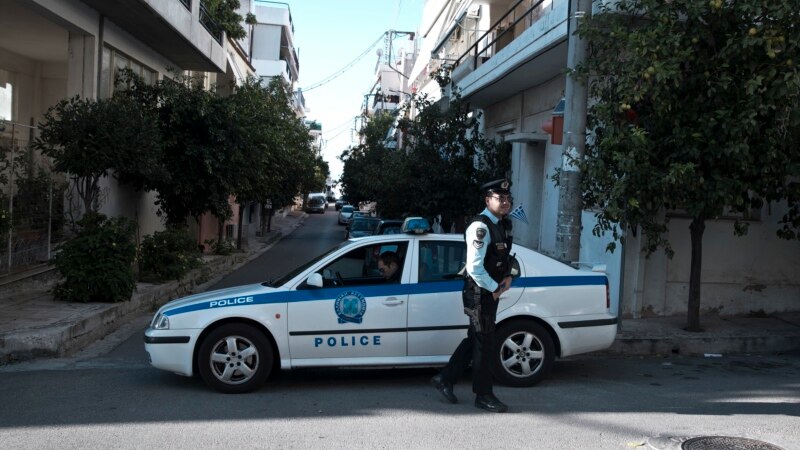 Во карантин полицајци и уапсени лица од атинска полициска станица 