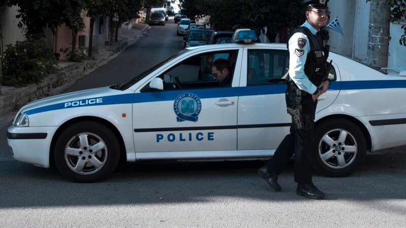 Двајца повредени во експлозија пред црква во Атина