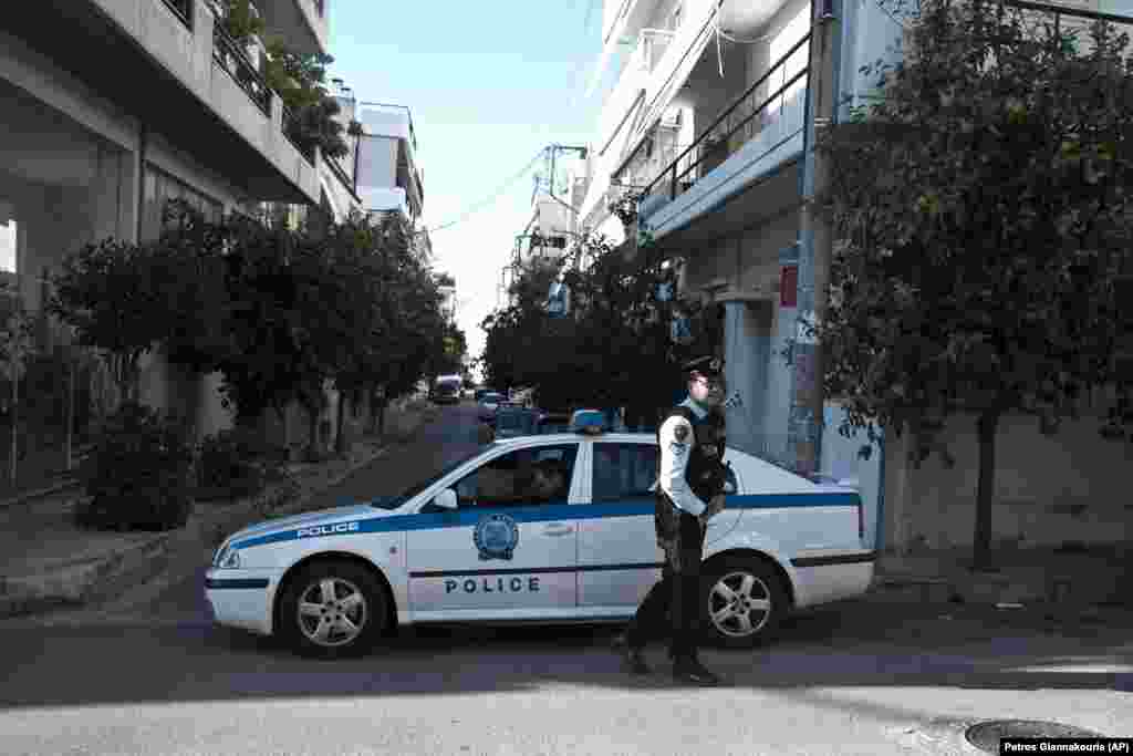 ГРЦИЈА - Полицијата во Грција објави дека уапсила над 60 луѓе од две банди за шверц на злато собрано во многубројните откупни продавници чиј број се зголеми поради тешката финансиска криза. Во текот на апсењето полицијата запленила злато и драгоцени камења во вредност од над 2 милиона долари.&nbsp;