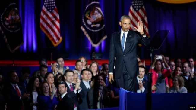 Presidenti Barack Obama përshëndetë turmën pas fjalimit të tij lamtumirës. 10 janar, 2017