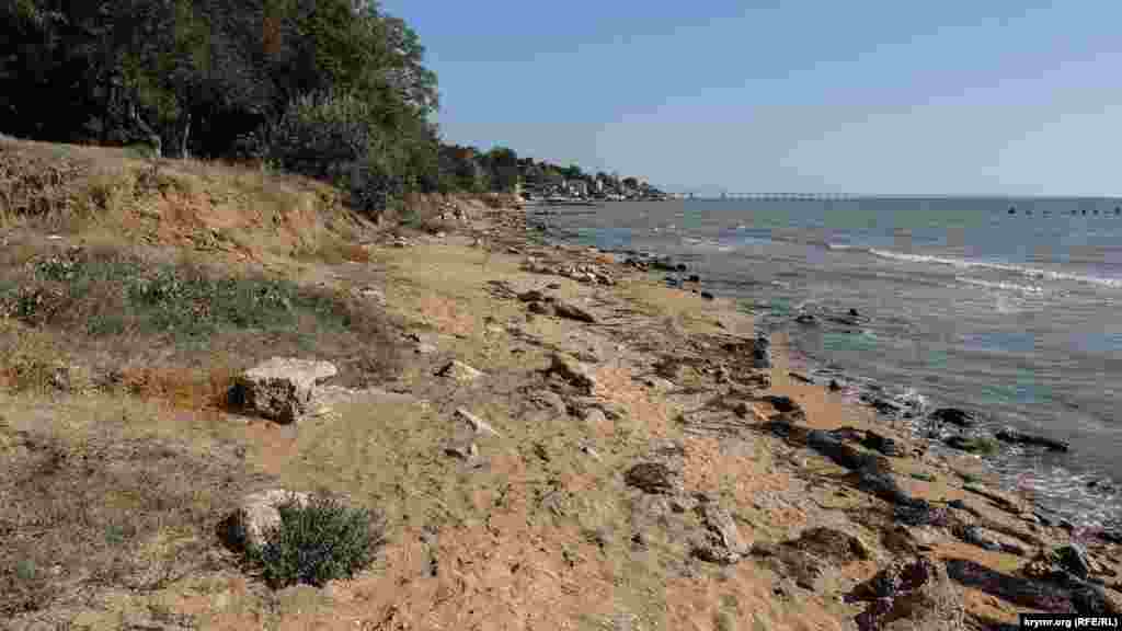 Вся пляжная полоса &ndash; в обломках камней, которые когда-то были частью лестницы и подпорной стенки
