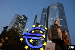 Zaduženje evrozone zaključno sa septembrom je iznosilo 53 milijarde dolara (na fotografiji prolaznici ispred bivšeg sedišta Evropske centralne banke u Frankfurtu)
