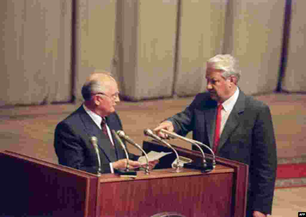 Președintele rus Boris Elțin îl obligă pe secretarul general al PCUS, Mihail Gorbaciov, să de citirii o listă cu cei care au susținut puciul,Moscova, 23 august 1991.