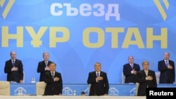 Қазақстан президенті Нұрсұлтан Назарбаев (ортада) пен "Нұр Отан" партиясы мүшелері гимн айтып тұр. Астана, 11 ақпан 2011 жыл.