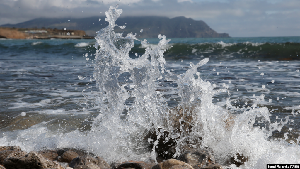 Хвилі розбиваються об кам&#39;янистий берег в бухті Капсель