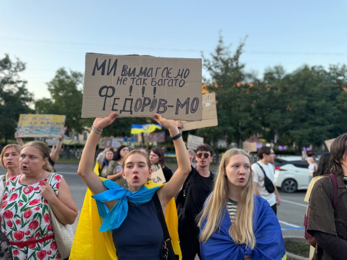 У Києві та ще кількох містах люди зібралися на ходу з вимогою повернення Федорова у Міноборони
