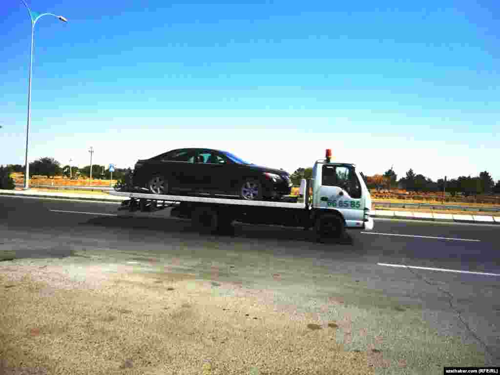 Ewakuatorda alynyp barylýan maşyn