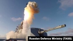 O rachetă de croazieră de înaltă precizie Kalibr este lansată de pe o fregată a marinei ruse, ca parte a exercițiilor militare din 2019. (fotografie ilustrativă)