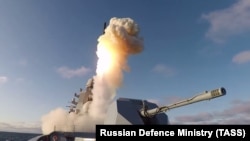 Rakétát lő ki a "Gorskov admirális" fregatt a Grom-2019 hadgyakorlaton 2019. október 17-én.