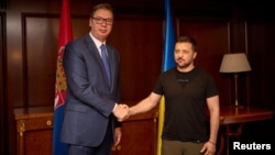 Ukrainian President Volodymyr Zelenskiy (right) meets with Serbian President Aleksandar Vucic in Athens on August 21.