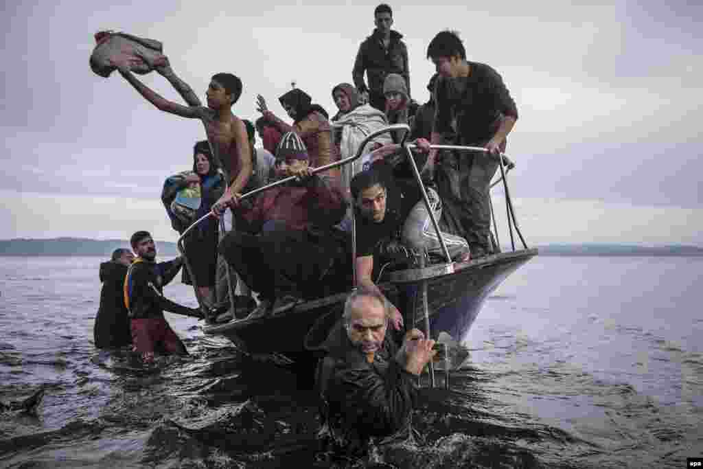 Мигранты прибывают на греческий остров Лесбос.