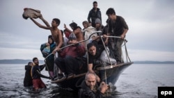 Мигранты прибывают на остров Лесбос