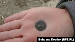 Римські монети, знайдені активістами на будмайданчику. Київ. 24 березня 2019 р.