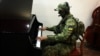 Український боєць спеціального призначення грає на піаніно. Вже два місяці російські гібридні адміністрації готують жителів ОРДЛО до «можливого нападу з боку України»