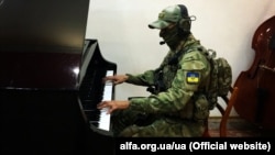 Український воїн-музикант в зоні бойових дій на Донбасі на лінії фронту (архівне фото)