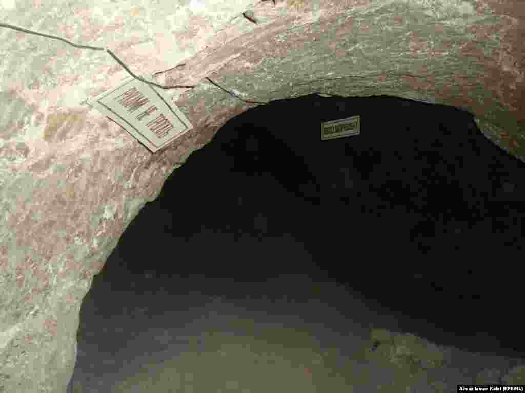Внутри шахт много подземных маленьких озер. 
