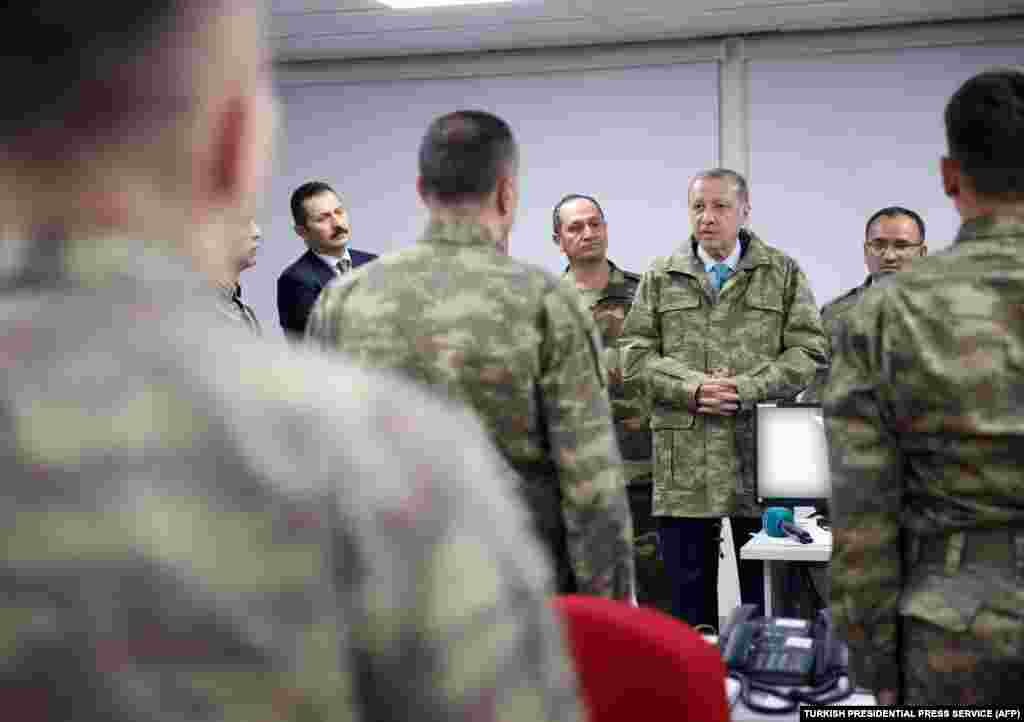 ТУРЦИЈА - Турското Јавно обвинителство издаде налози за апсење на 219 активни воени лица, осомничени, дека се поврзани со движењето на исламскиот проповедник Фетула Ѓулен, кого Анкара го обвинува дека го организирал обидот за пуч во Турција во 2016 година.