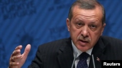 Turkish Prime Minister Recep Tayyip Erdogan has called on the Syrian regime to end the violence and draw up a timetable of reform.