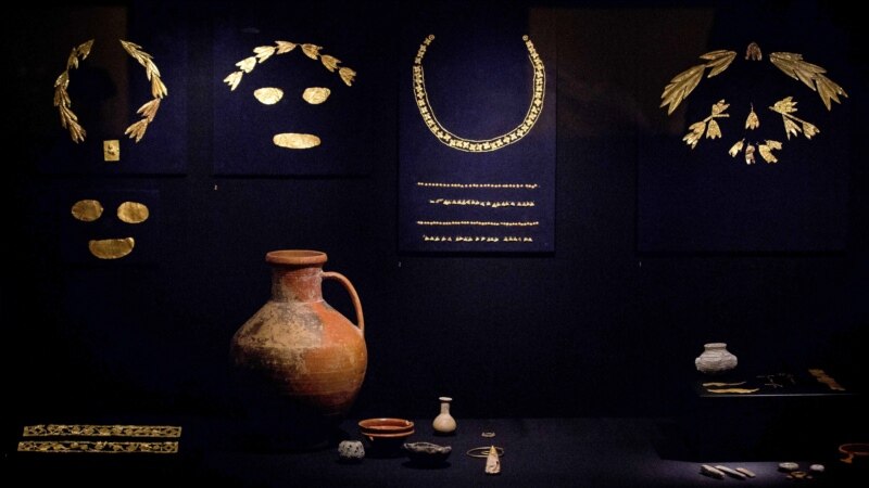 Колекција на антички златни предмети доделени на Украина