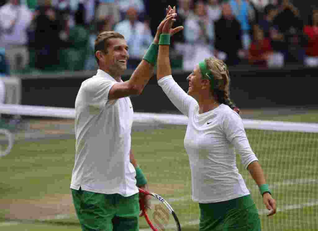 Belarus Max Mirnyi və Victoria Azarenka tennis yarışında britaniyalı rəqibləri üzərindəki qələbəni qeyd edirlər