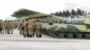 Украинские военные стоят возле танков после получения новой техники. Архивное фото
