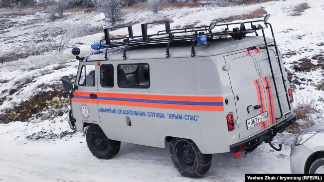 Спасатели готовы оказать помощь попавшим в беду или вытащить автомобиль из снежного заноса
