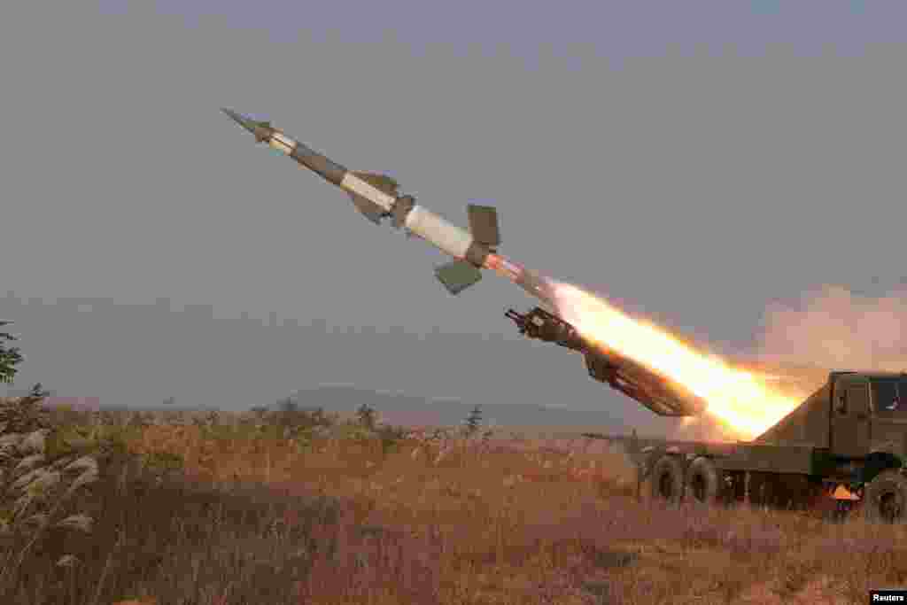 Запуск ракеты во время учений подразделений противовоздушной обороны Корейской Народной армии. Это фото появилось в ноябре 2015 года