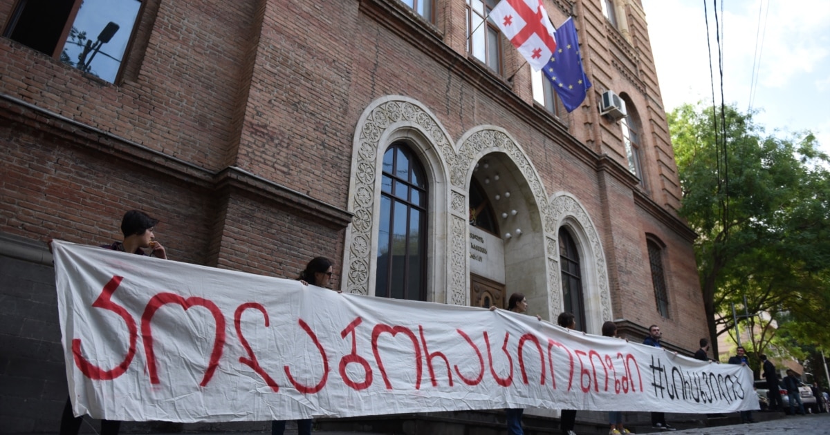 “ჩვენ არა, ქვეყანაა მსხვერპლი” – საგარეოს ყოფილი თანამშრომლები ჰყვებიან “რეორგანიზაციის” ამბებს