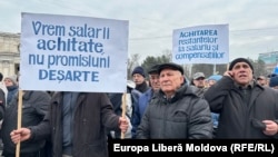 Lucrători ai CFM protestează în fața Guvernului cerând achitarea restanțelor salariale, Chișinău, 14 februarie 2025.