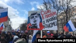 Участники марша в память о Борисе Немцове. 