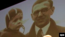 Sir Nicholas Winton în faţa unei fotografii cu unul din copiii salvaţi de el în 1939 