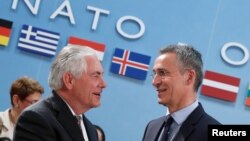ABŞ dövlət katibi Rex Tillerson (solda) və NATO-nun baş katibi Jens Stoltenberg Ukraynaya dəstəklərini təsdiq ediblər