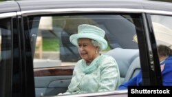 Королева Великобритании Елизавета II во время мероприятий по случаю бриллиантового юбилея правления. Лондон, 5 июня 2012 года. 