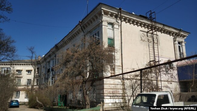 Советская символика на боковом фасаде дома №13 по улице 1-й Бастионной