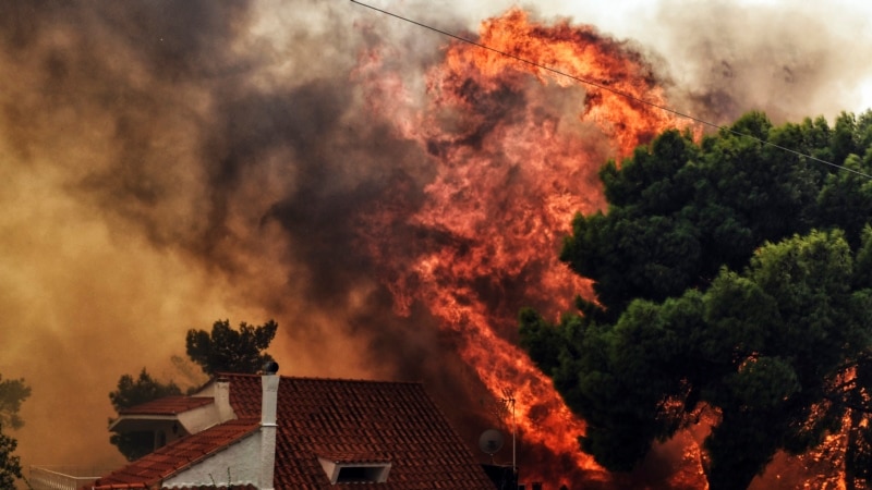 Голем пожар на Кипар, превентивно евакуирано село