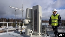 Служител на газопровода "Северен поток" стои на платформа с изглед към завода за диагностично почистване преди церемонията по откриването на втората газова връзка на "Северен поток" на около 60 километра от град Виборг, Русия, 8 октомври 2012 г.